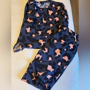 Jessica Simpson leopard print lounge wear